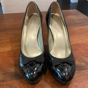 Nine West black patent leather pumps
